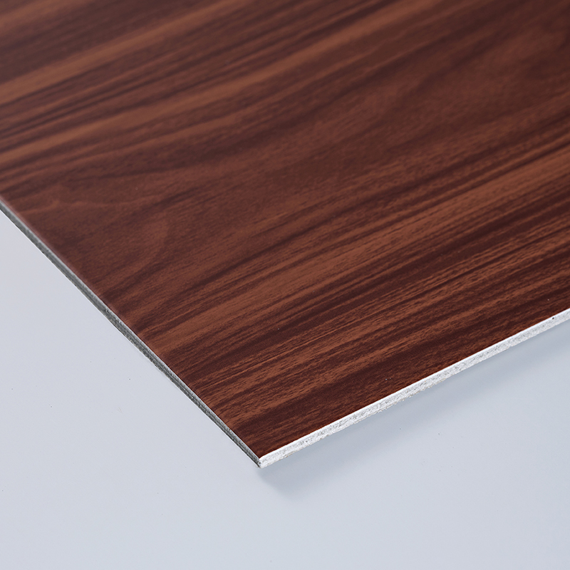 Panel compuesto de aluminio y grano de madera